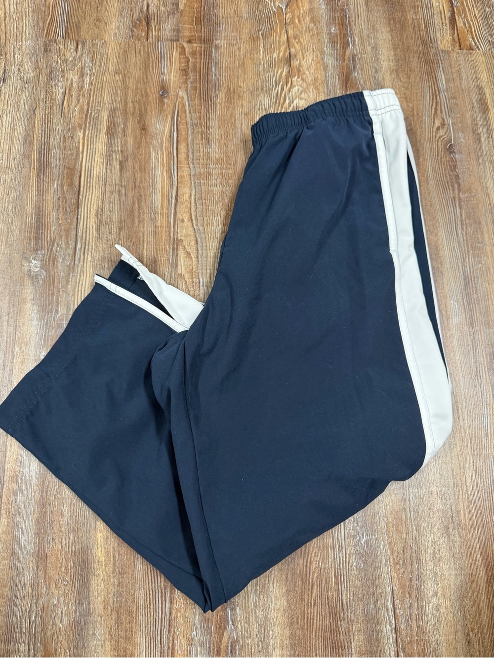 Y2K Nike navy blue capri pants with white side stripes, size L